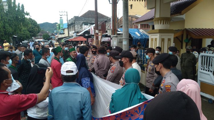 Tolak Bom Ikan ! Puluhan warga dan mahasiswa Datangi DPRD SIBOLGA 