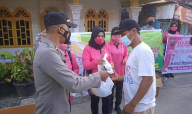 Polres Sibolga  Dan Bhayangkari Bagi bagi Takjil Di Ramadhan 1443 H