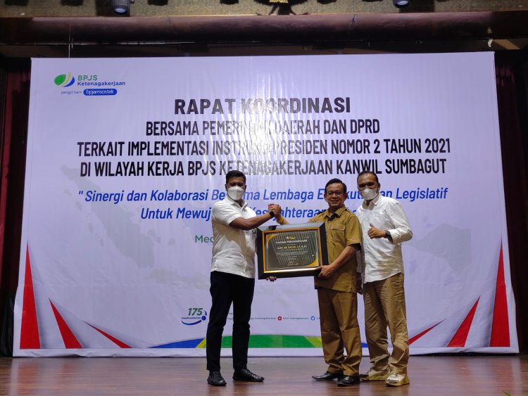 Wakil Ketua DPRD Sibolga, Jamil Zeb Tumori Selaku Ambassador, Terima Penghargaan Dari BPJS Ketenaga Kerjaan.