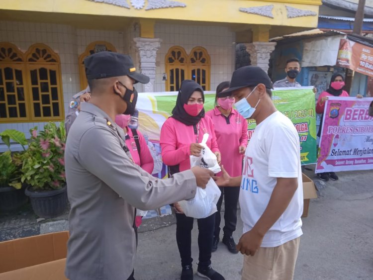 Polres Sibolga  Dan Bhayangkari Bagi bagi Takjil Di Ramadhan 1443 H