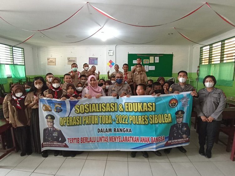 Kasat Binmas Polres Sibolga, lakukan pembinaan dan penyuluhan kepada para pelajar terkait Ops Patuh Toba 2022