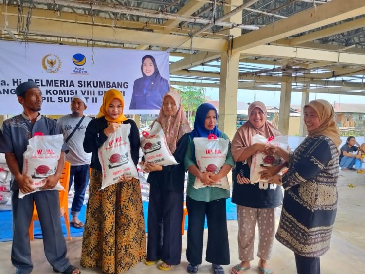 Anggota DPR RI Delmeria H Salurkan 3 Ton Beras di Hajoran