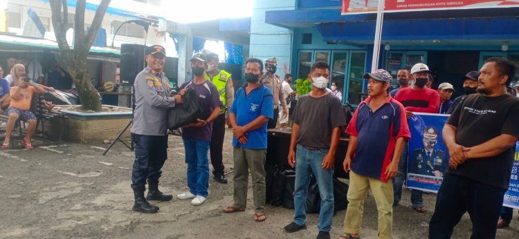 POLRES Sibolga Bagikan Bansos Pada Masyarakat Terdampak Kenaikan Harga BBM 