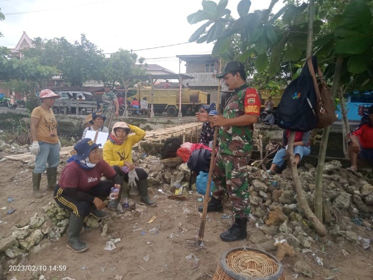 Ciptakan Pantai Yang Bersih & Indah, Babinsa Bersama Warga Gelar Gotong Royong