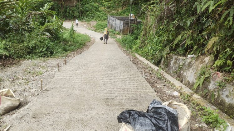 Untuk memperlancar transportasi Pedesaan Pemdes Naga Timbul Bangun Jalan Rabat Beton Sepanjang 203 Meter