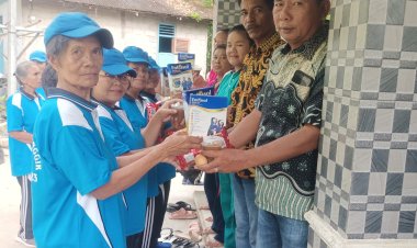 Usia Tua Yang Sehat, Pemdes Simaninggir Beri Makanan tambahan Bagi Lansia