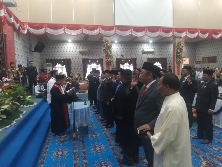 Ketua PN Sibolga Ambil Sumpah Dan Janji 20 Anggota DPRD Sibolga Periode 2024-2029