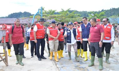 Ketua PMI Jusuf Kalla kunjungi dan Serahkan Bantuan Pada korban Banjir Bandang
