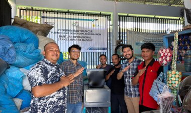 PLN Indonesia Power UBP Labuhan Angin Serahkan Bantuan Operasional kepada Bank Sampah Yamantab